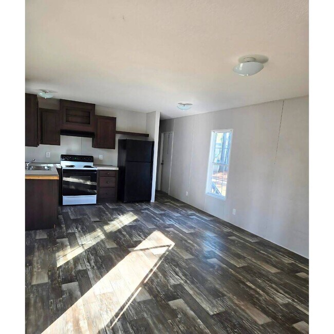 Photo - 1048 Victoria St