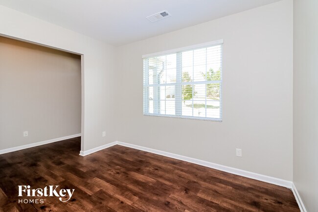 Photo - 108 Hollyhock Ln