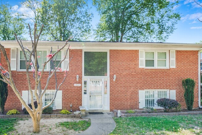 Building Photo - Spacious 4 BR/2.5 BA Single-Family Home in...