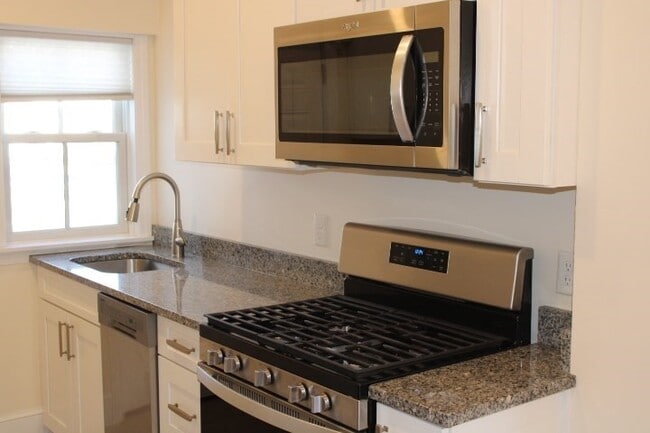 Building Photo - 96 Middle St Unit 1