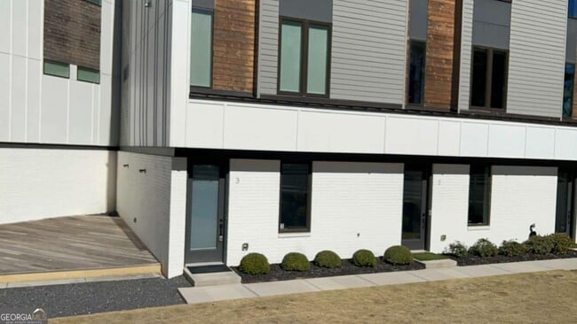 Building Photo - 2424 Memorial Dr SE