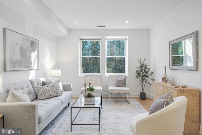 Building Photo - 4017 Davis Pl NW Unit 6