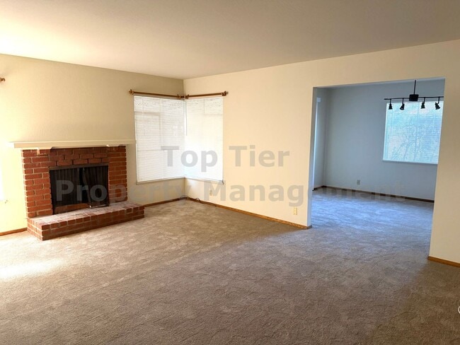2827 San Carlos Dr
