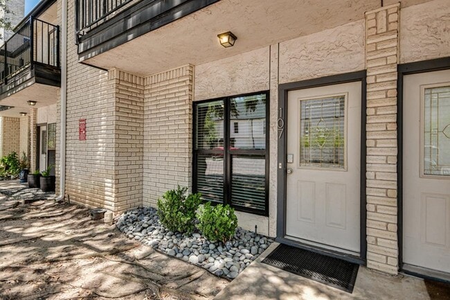 Building Photo - 1307 Kinney Ave Unit 107
