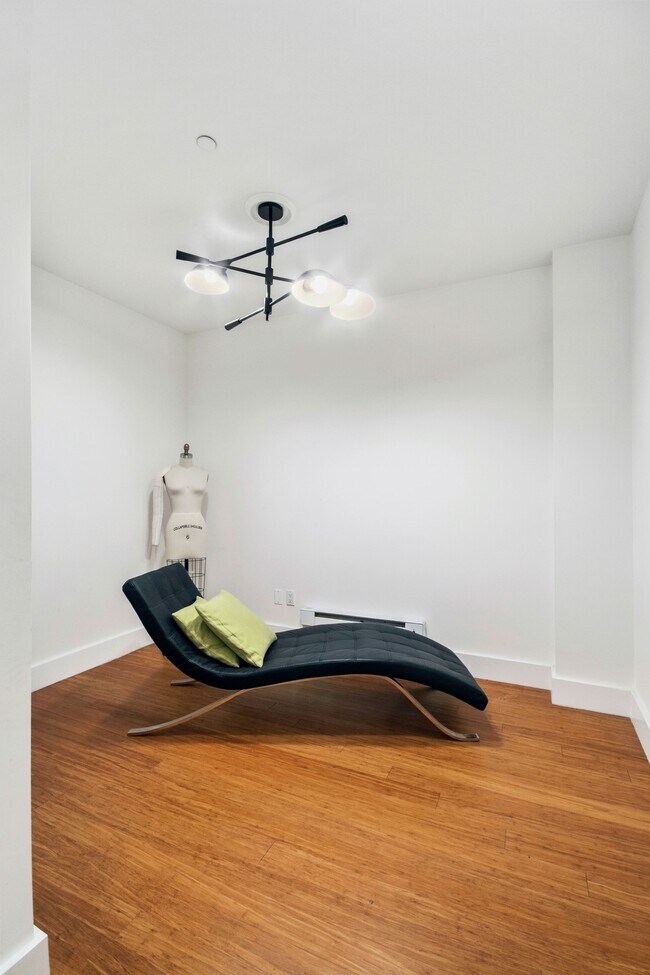 Photo - 305 W 16th St