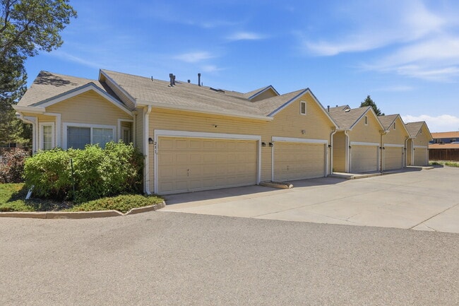 Building Photo - $2,735.95 - 3 Bed, 2.5 Bath Townhome in Aurora with In Unit Laundry!
