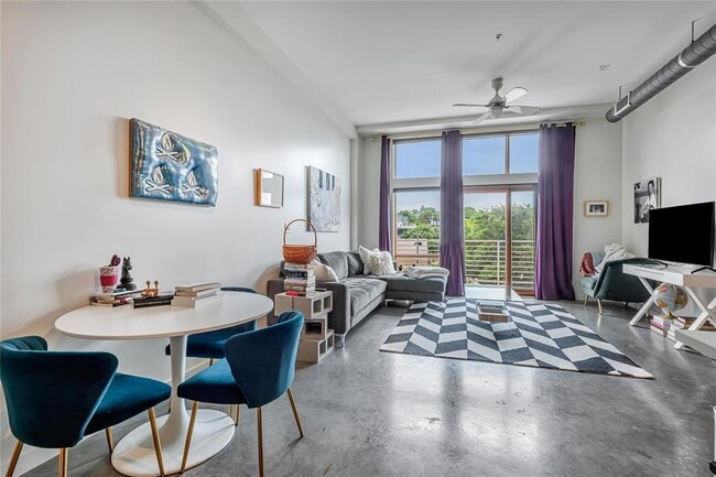 Photo - 2124 E 6th St Unidad 305