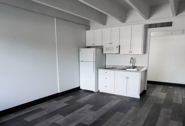 Building Photo - Half off First Month Rent plus a Free Ring... Unit 107