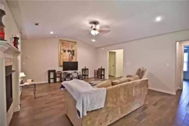 Photo - Beautiful 3 Bedroom / 2 Bathroom Home - ASK ABOUT OUR CASHLESS SECURITY DEPOSIT OPTION