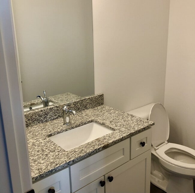 Photo - 3BD 2.5 BA TOWNHOME FOR RENT - WITHIN WALKING DISTANCE OF TTU Unidad F102