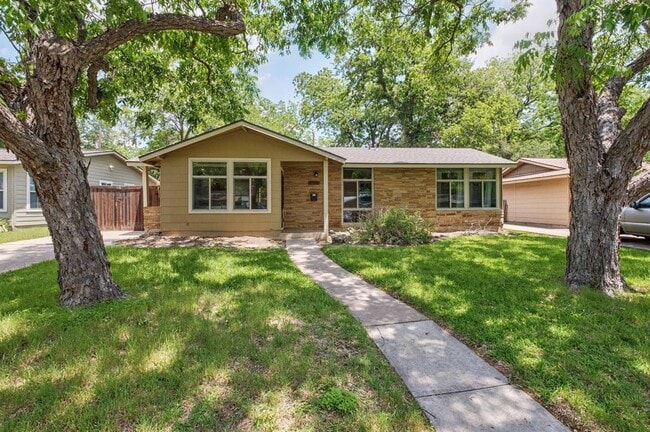 Photo - 1506 Westmoor Dr House