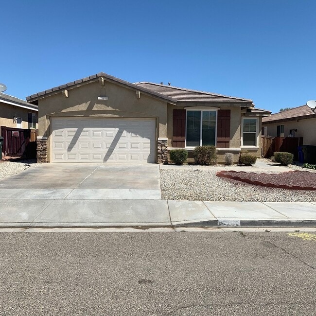 Building Photo - 4 BEDROOM VICTORVILLE HOME