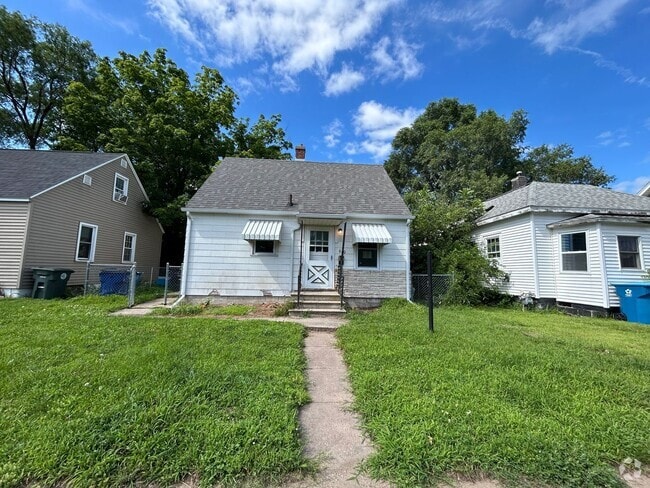 Building Photo - Updated 2 bedroom, 1 bath house