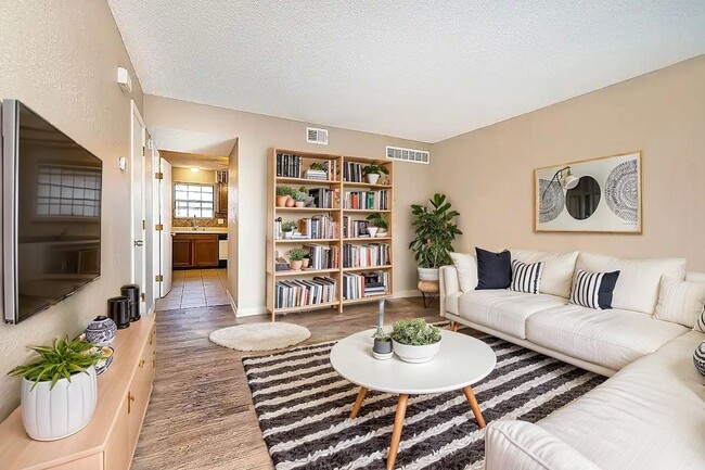 Photo - 200 NE Woods Chapel Rd