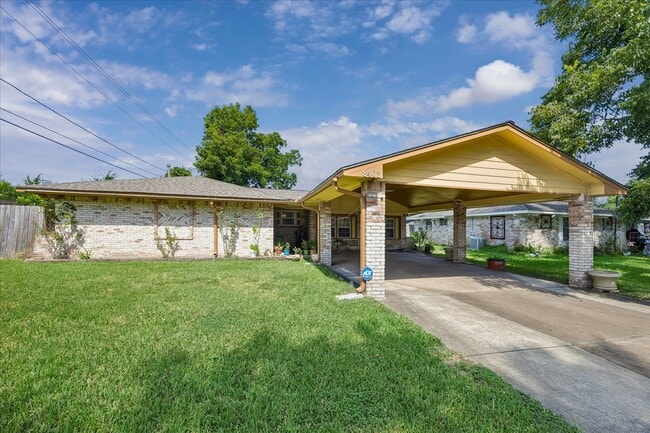 Building Photo - 8403 Meadowshire St