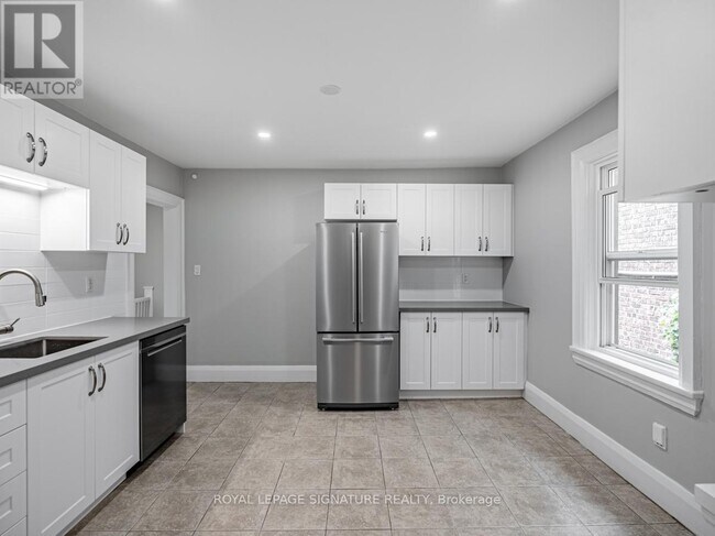 Photo - 229 Winona Dr Unité Upper