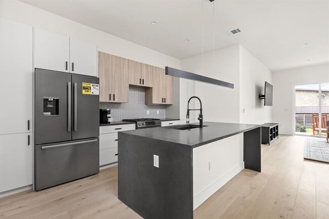 Photo - 1402 Summit St