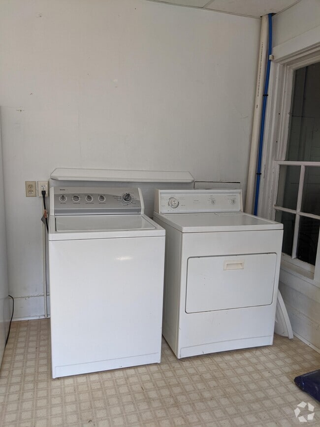 Building Photo - 35 Canadaway St Unit Lower Rental