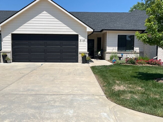 Building Photo - Beautiful Villa in Independent Senior Living Community 55+ Unit 1