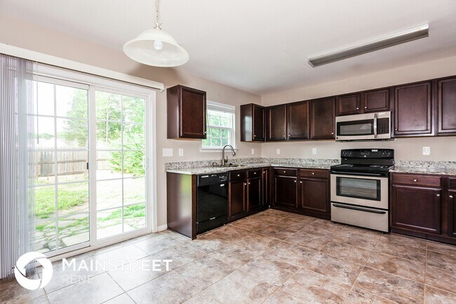 Photo - 701 Waterlemon Way