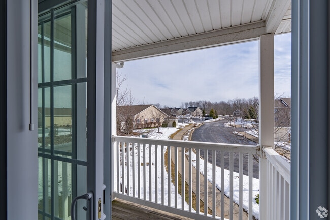 2BR, 1BA - 940SF - Balcony