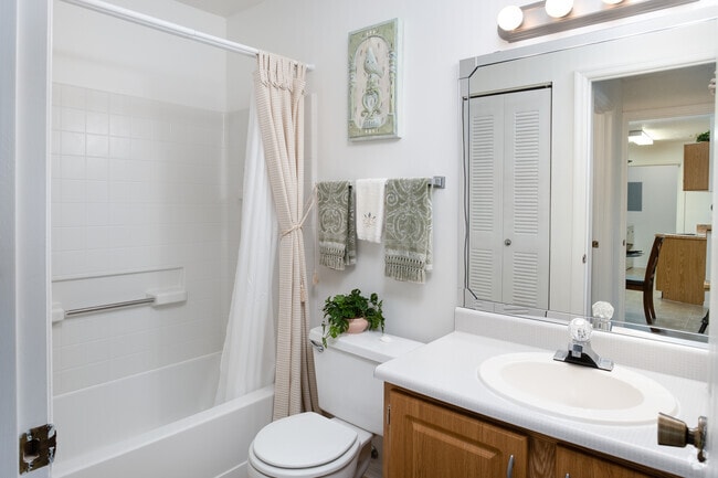 2BR, 2BA - 1,000SF