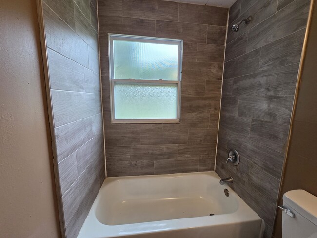 Photo - 3263 Baskin St