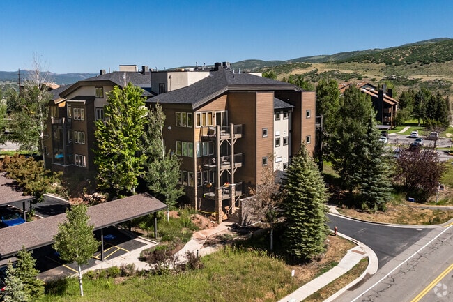 Building - Crestview Condominiums