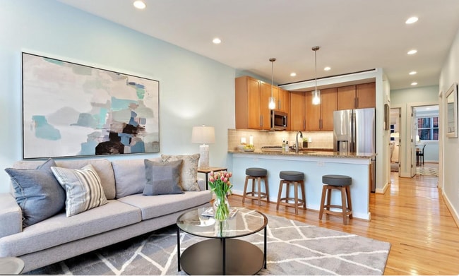 Building Photo - 302 Todd Pl NE Unit 1