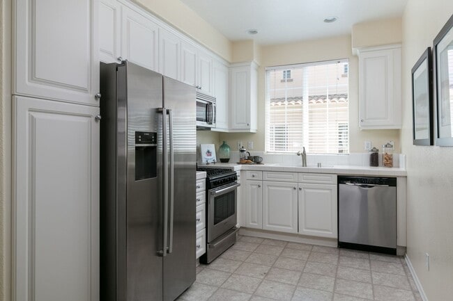 Building Photo - Old Town Camarillo 4 Bed 3 Bath