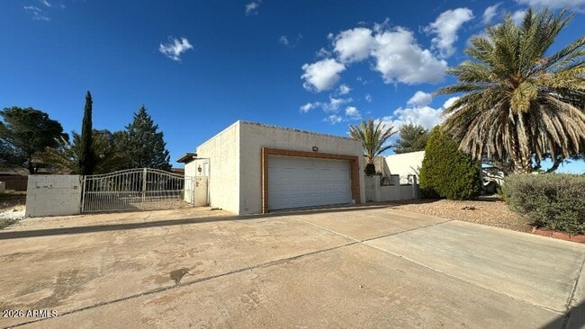 Building Photo - 1041 E Carmelita Dr