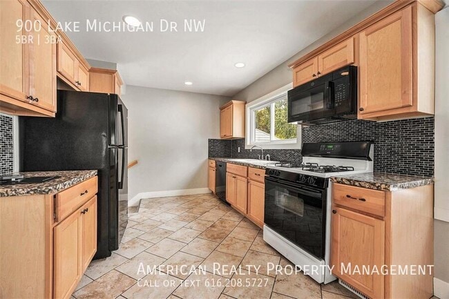 Photo - 900 Lake Michigan Dr NW