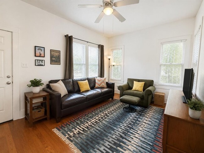 Photo - 404 W 43rd St