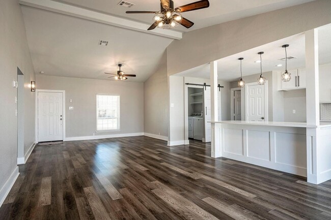 Photo - 3-2-2 Beauty Grand Prairie