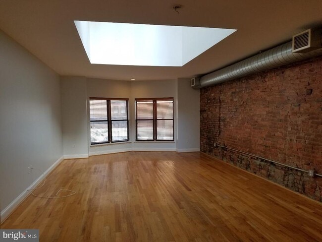 Building Photo - 104 S 13th St Unit 6