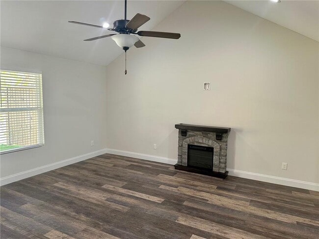 Photo - 404 Brookstone Dr