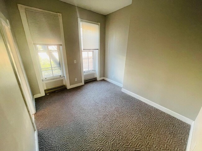 Building Photo - 285.5 Hudson Ave Unit Apt 2