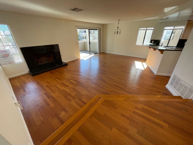 Building Photo - 2BD/2.5BA townhome in UTC Near UCSD!