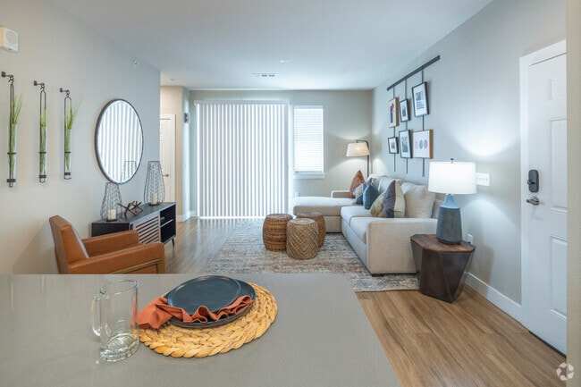 2BR, 2BA - 959SF - Living Room & Dining Space - Range at Reunion