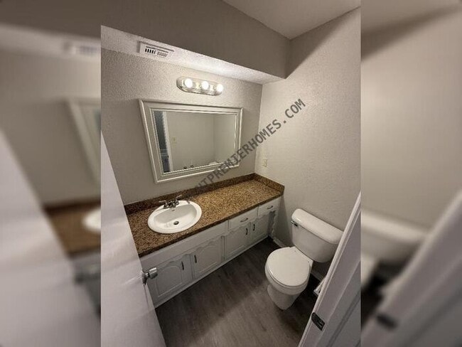 Building Photo - 1925 N Ann Arbor Pl