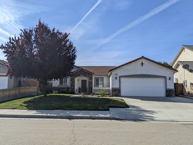 Nice, newer home in Fowler that offers a w... - Nice, newer home in Fowler that offers a w...