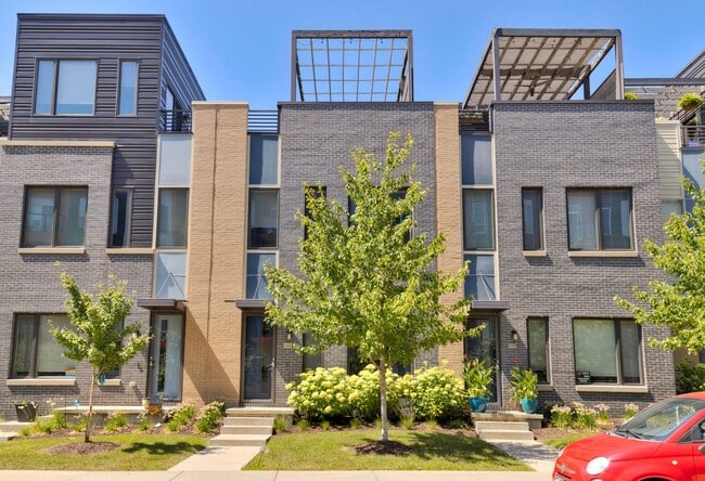 Building Photo - LUXURY TOWNHOME!! 3 Bedroom, 2.5 Bathroom Townhome in Des Moines!