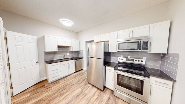 Building Photo - 2437-2439 Indianola Avenue Unit 2439 Indianola Avenue