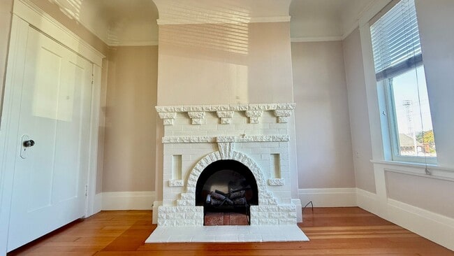 Photo - Charming Updated Top Floor 2BR/1BA Marina Apartment w/ Golden Gate Bridge Views! AMSI
