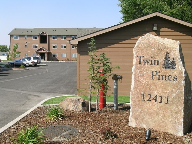 Photo - Twin Pines Apartments