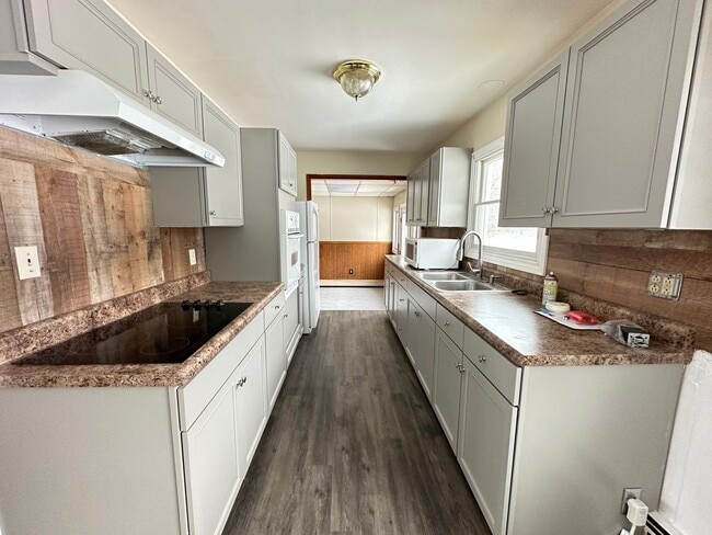 Photo - 3 Bedroom Home with Large Yard – Western Schools