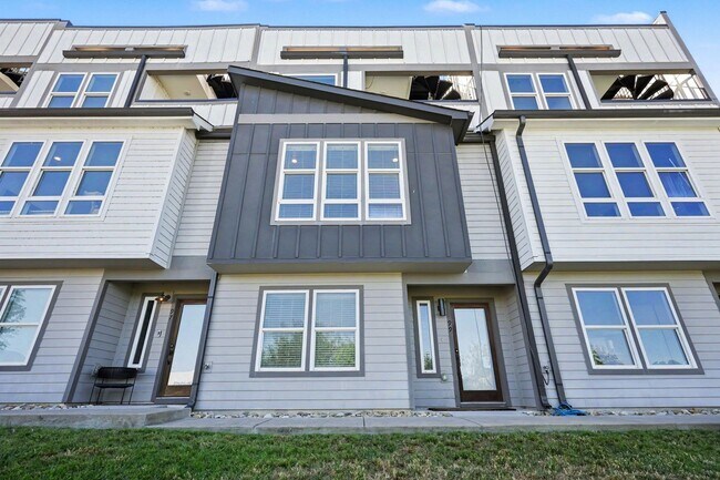 Photo - Downtown Views with Contemporary Comfort!