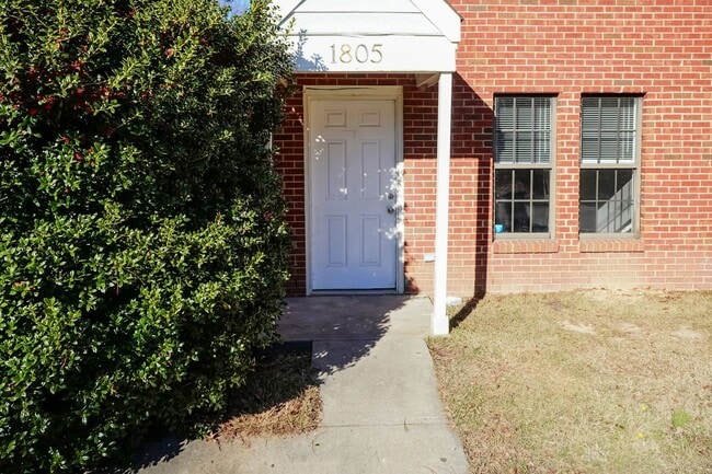 Building Photo - Two Bedroom Home!