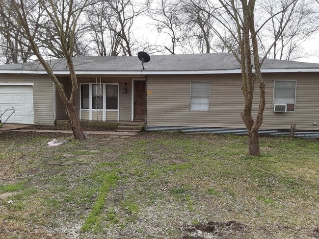 Building Photo - 300 W 12th St