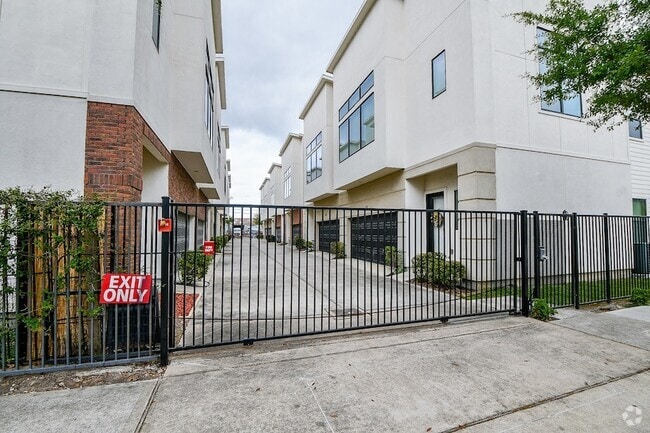 Building Photo - 70 N Hutcheson St Rental
